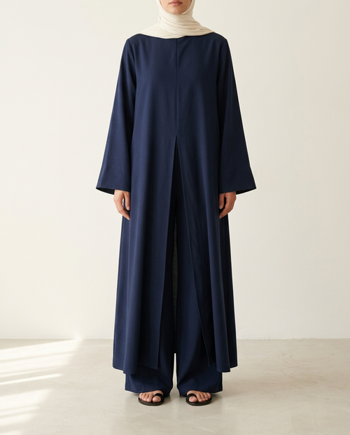 Ensemble 02 Sienne en crêpe Nida bleu nuit : tunique longue fendue et pantalon large, vue de face