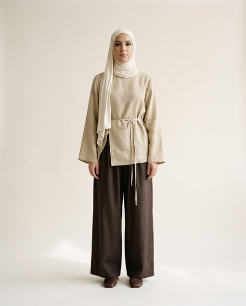 Tunique 02 Ceinturée en lin, coloris Sable, portée de face sur un pantalon large