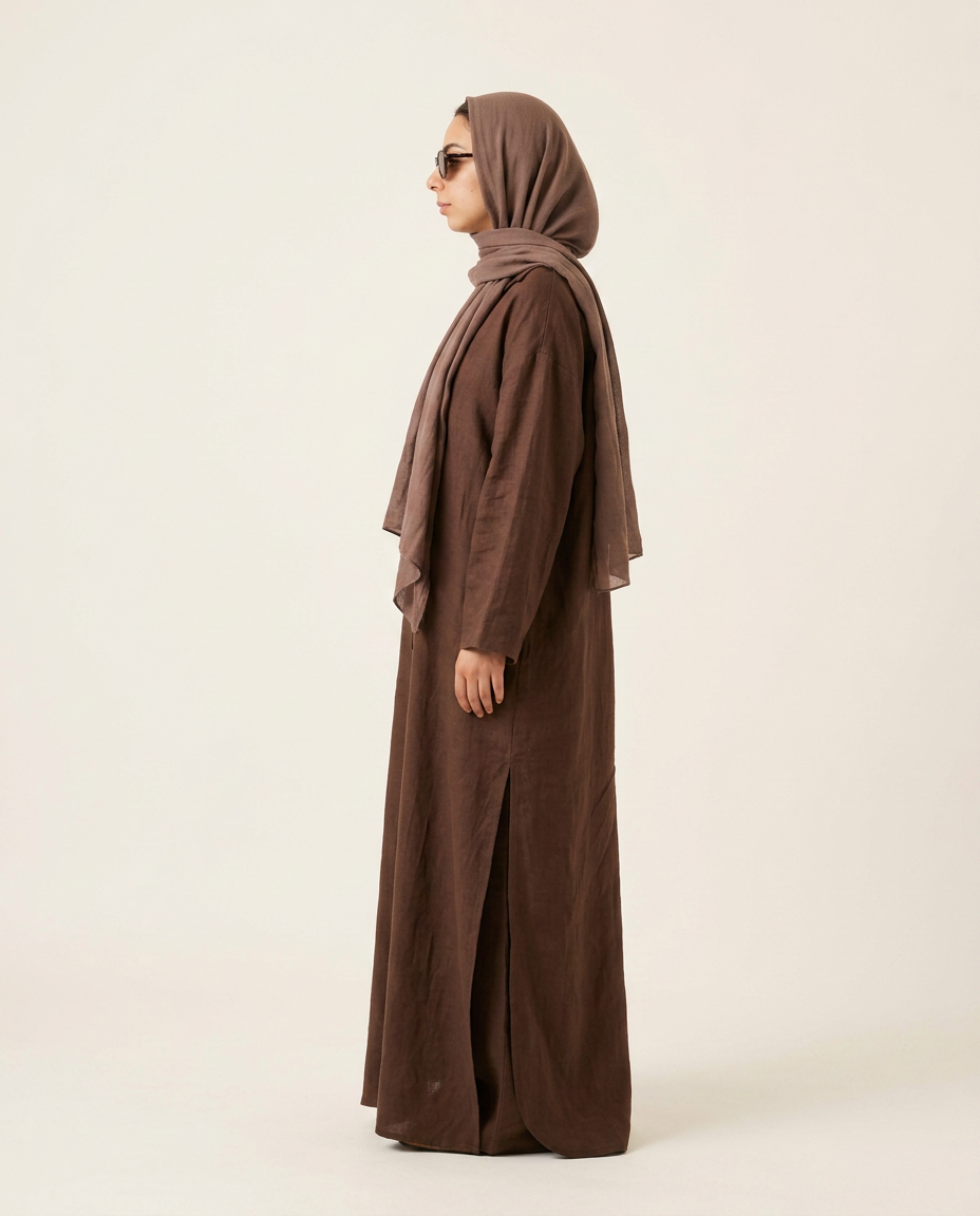 Robe 01 vue de profil, fente latérale, coloris chocolat