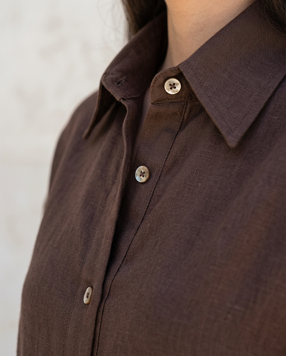 Détail du col chemise et du grain du lin, coloris chocolat