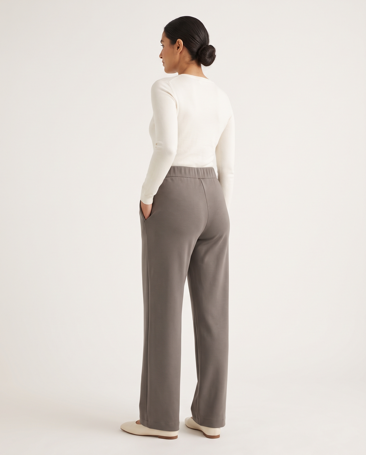 Pantalon 02 coloris Gris orage, vue de dos, tombe du tissu